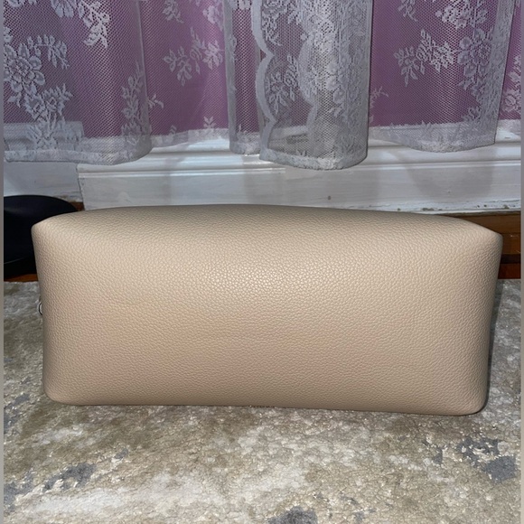 DKNY - Picture 6 of 9